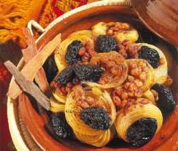 Tajine aux oignons, pruneaux et raisins secs